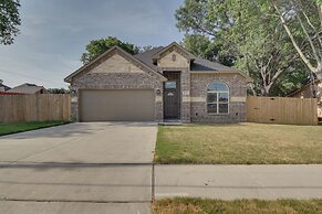 Grand Prairie Gem w/ Yard ~ 5 Mi to At&t Stadium!