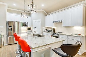 Grand Prairie Gem w/ Yard ~ 5 Mi to At&t Stadium!