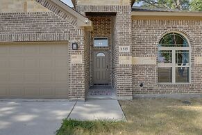 Grand Prairie Gem w/ Yard ~ 5 Mi to At&t Stadium!