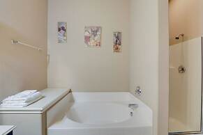 4 Mi to At&t Stadium: Home w/ BBQ in Grand Prairie