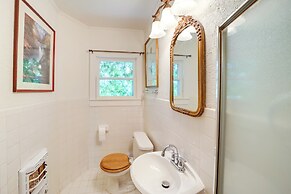 Historic Fort Smith Cottage < 1 Mi to Downtown!