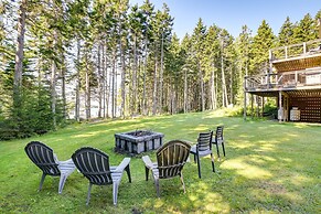 Waterfront Deer Isle Retreat w/ Fire Pit!
