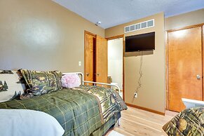 Cabin w/ Deck ~ 3 Mi to Apple Valley Lake!