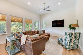 Modern, Riverfront Family House w/ Balcony & Grill