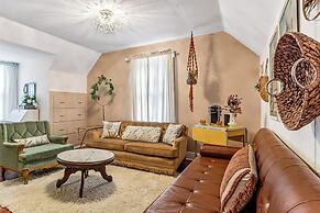 Charming Edwardsville Home: Walk to Downtown!