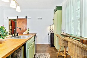 Charming Edwardsville Home: Walk to Downtown!
