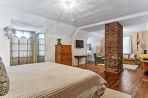 Charming Edwardsville Home: Walk to Downtown!