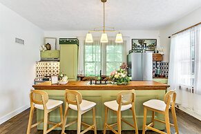 Charming Edwardsville Home: Walk to Downtown!