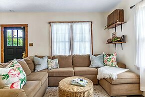 Charming Edwardsville Home: Walk to Downtown!