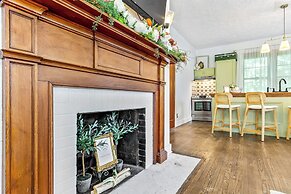 Charming Edwardsville Home: Walk to Downtown!