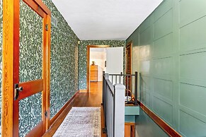 Charming Edwardsville Home: Walk to Downtown!