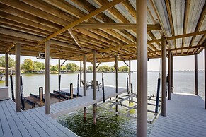 Cedar Creek Lake Views: Gorgeous Mabank House!