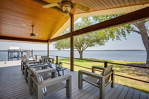 Cedar Creek Lake Views: Gorgeous Mabank House!