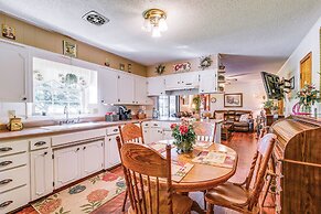 Russell Springs Getaway, 10 Mi to Lake Cumberland!