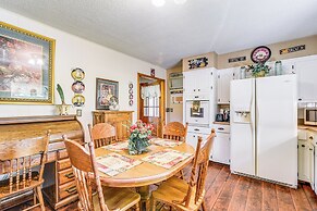 Russell Springs Getaway, 10 Mi to Lake Cumberland!