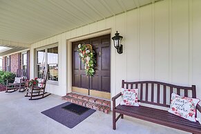 Russell Springs Getaway, 10 Mi to Lake Cumberland!