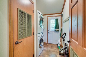 Sarona Serenity: Lakeside Retreat w/ Boat Dock!