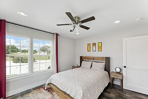 Modern Del Valle Vacation Rental w/ Deck & Views!