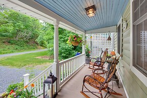 Charming Manheim Cottage w/ On-site Animal Viewing