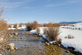Cora Home w/ Mountain Views - Fishing On-site!