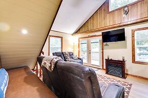 Multi-level Bonneau Cabin: Walk to Lake!
