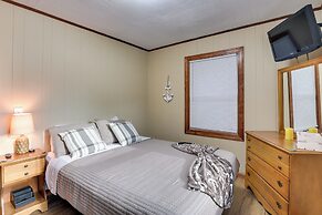 Multi-level Bonneau Cabin: Walk to Lake!