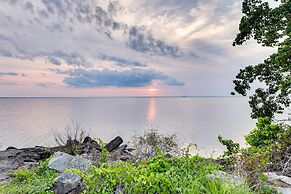 Multi-level Bonneau Cabin: Walk to Lake!