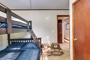 Multi-level Bonneau Cabin: Walk to Lake!