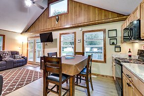 Multi-level Bonneau Cabin: Walk to Lake!