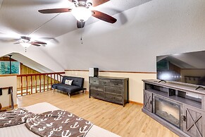 Multi-level Bonneau Cabin: Walk to Lake!