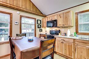 Multi-level Bonneau Cabin: Walk to Lake!