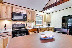 Multi-level Bonneau Cabin: Walk to Lake!