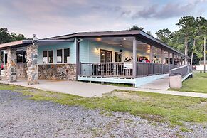 Multi-level Bonneau Cabin: Walk to Lake!