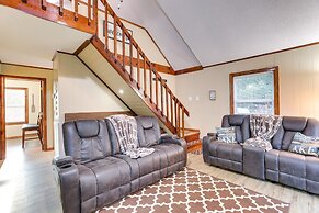 Multi-level Bonneau Cabin: Walk to Lake!