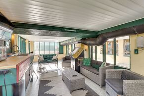 Multi-level Bonneau Cabin: Walk to Lake!