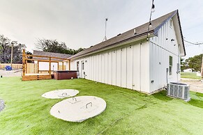 Texas Family Home w/ Hot Tub: 1 Mi to Lake Whitney