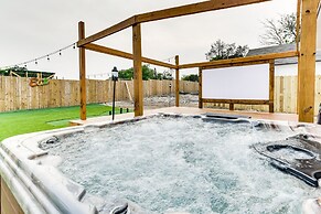 Texas Family Home w/ Hot Tub: 1 Mi to Lake Whitney