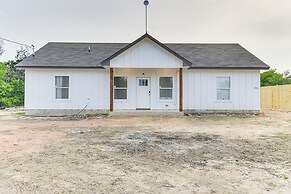 Texas Family Home w/ Hot Tub: 1 Mi to Lake Whitney