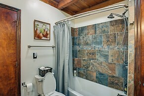 Creek, Trails & Falls! Rural Red River Gorge Cabin