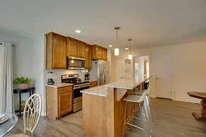 Family-friendly Lansing Home With Covered Balcony!