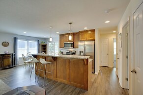 Family-friendly Lansing Home With Covered Balcony!