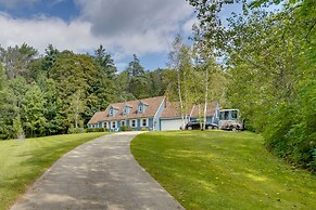 Pittsfield Home w/ Deck - 12 Mi to Jiminy Peak!