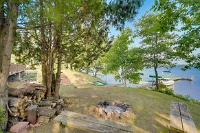 Lakefront Wisconsin Home - Deck, Fire Pit & Kayaks