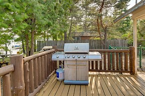 Lakefront Wisconsin Home - Deck, Fire Pit & Kayaks