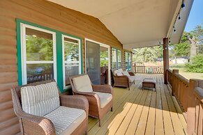 Lakefront Wisconsin Home - Deck, Fire Pit & Kayaks