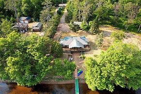 Lakefront Wisconsin Home - Deck, Fire Pit & Kayaks