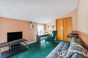 Charming Mio Family Retreat Near Mio Dam Pond!