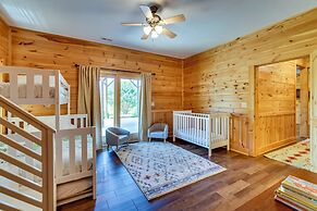 Hot Tub & Game Room: Spacious Nebo Cabin!