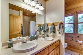 Hot Tub & Game Room: Spacious Nebo Cabin!