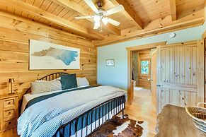 Hot Tub & Game Room: Spacious Nebo Cabin!